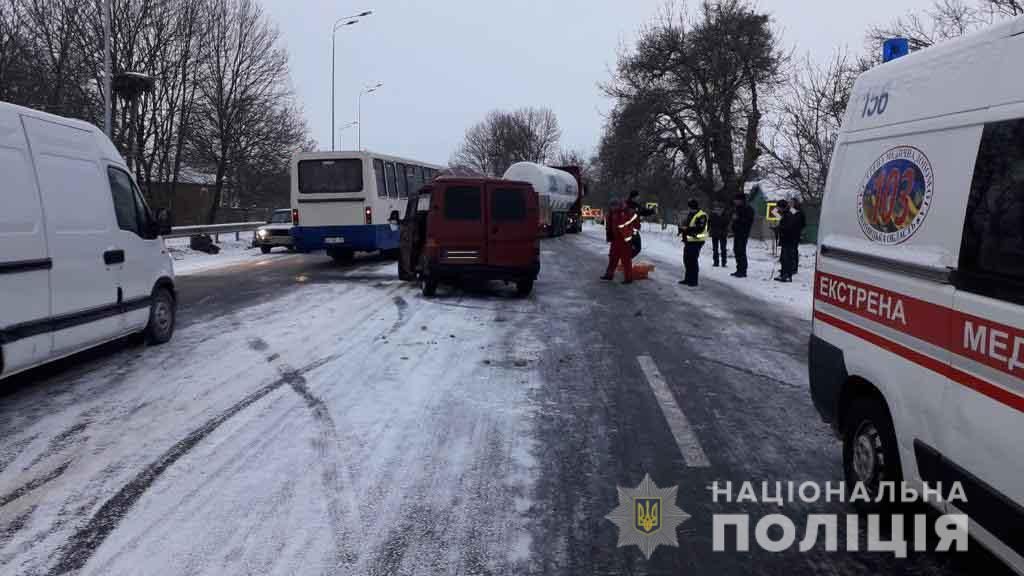 На Вінниччині мікроавтобус зіткнувся із пасажирським автобусом: є потерпілі (ФОТО)
