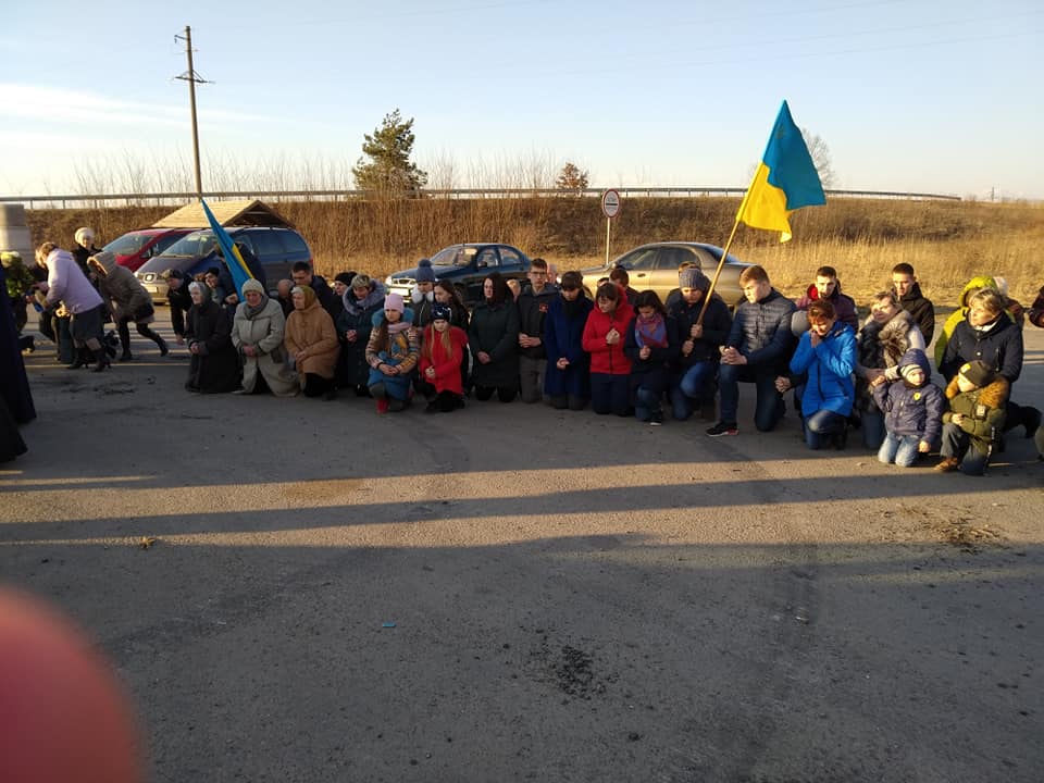 У Львові діти та старенькі люди на колінах зустріли Героя Богдана Слободу (ВІДЕО)