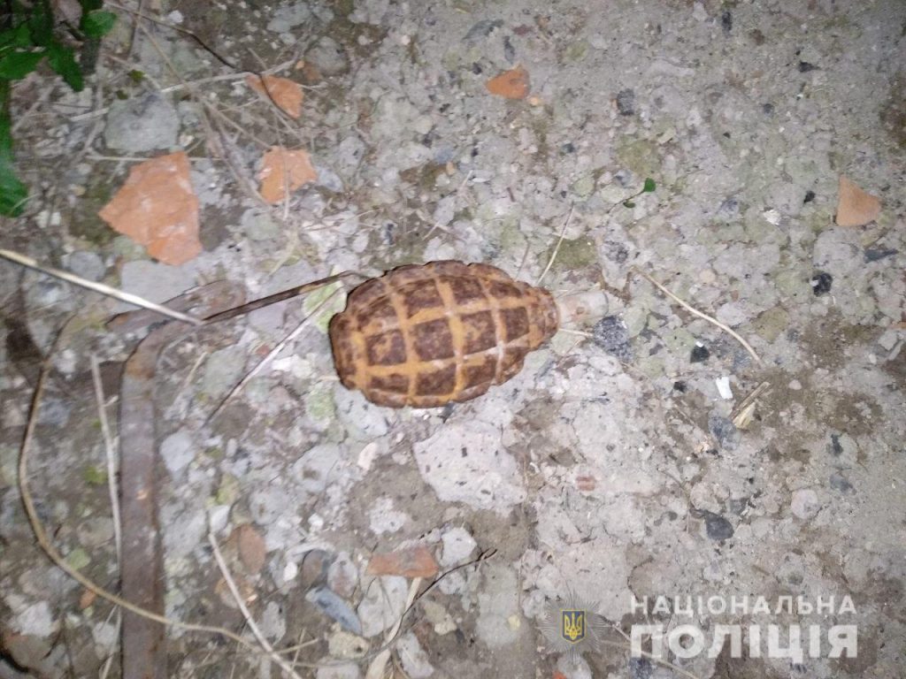 У Львівській області п’яний чоловік погрожував гранатою перехожим