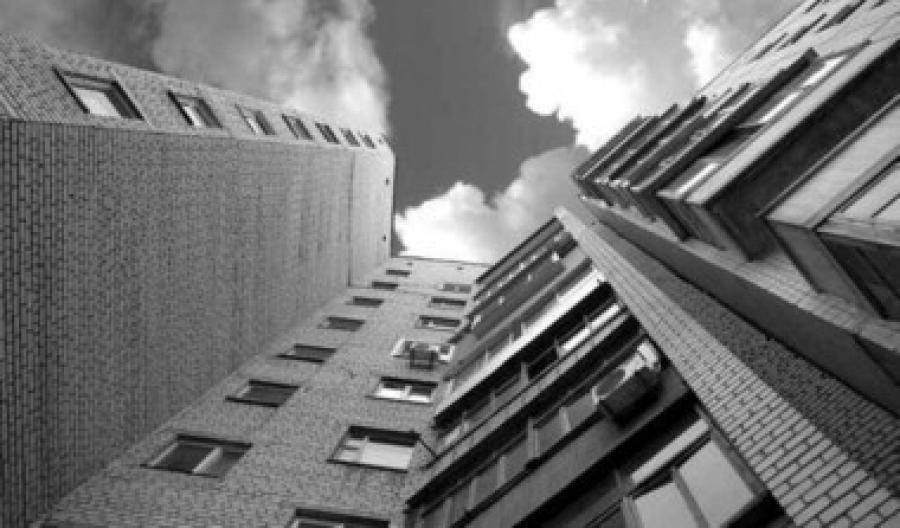У Києві з балкону шостого поверху випала дитина: мати була в нетверезому стані