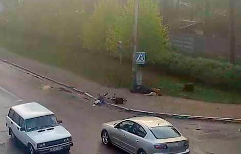 Людська байдужість вбиває: на Київщині на очах у багатьох людей помирав чоловік (ВІДЕО 18+)