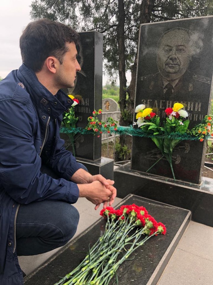 Зеленський прийшов на могилу дідуся і привітав українців з Днем Подяки (ФОТО)