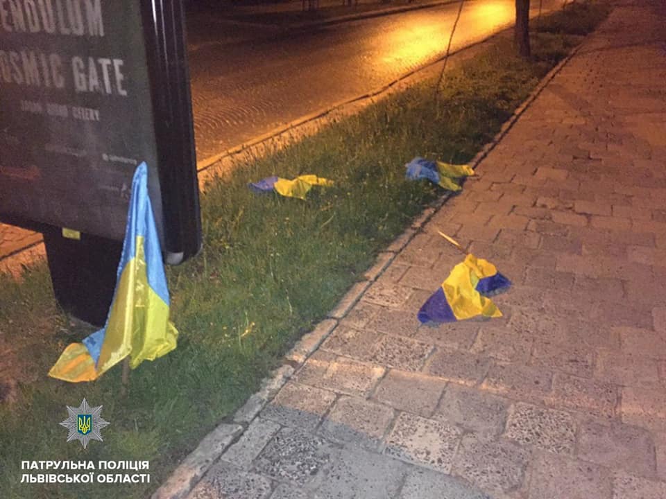 У Львові два молодики зривали державні прапори з будівель на вулиці Героїв Майдану (ФОТО)