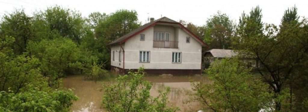 Львівщина оговтується від негоди: підтоплені житлові будинки, присадибні ділянки, магазин
