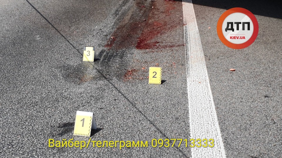 У Києві чоловік стрибнув з моста та потрапив під колеса вантажівки (фото, відео 18+)