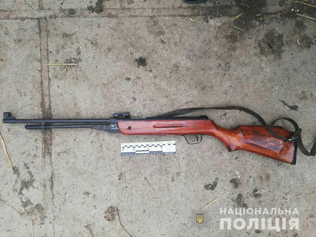 Недитячі ігри: 11-річний хлопчик ненароком вистрілив у себе з пневматичної зброї