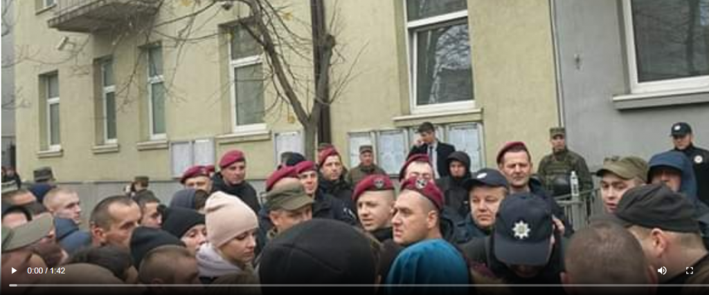 У Львові люди штурмом ледь не взяли Чеське консульство, довелося викликати Нацгвардію (ВІДЕО)