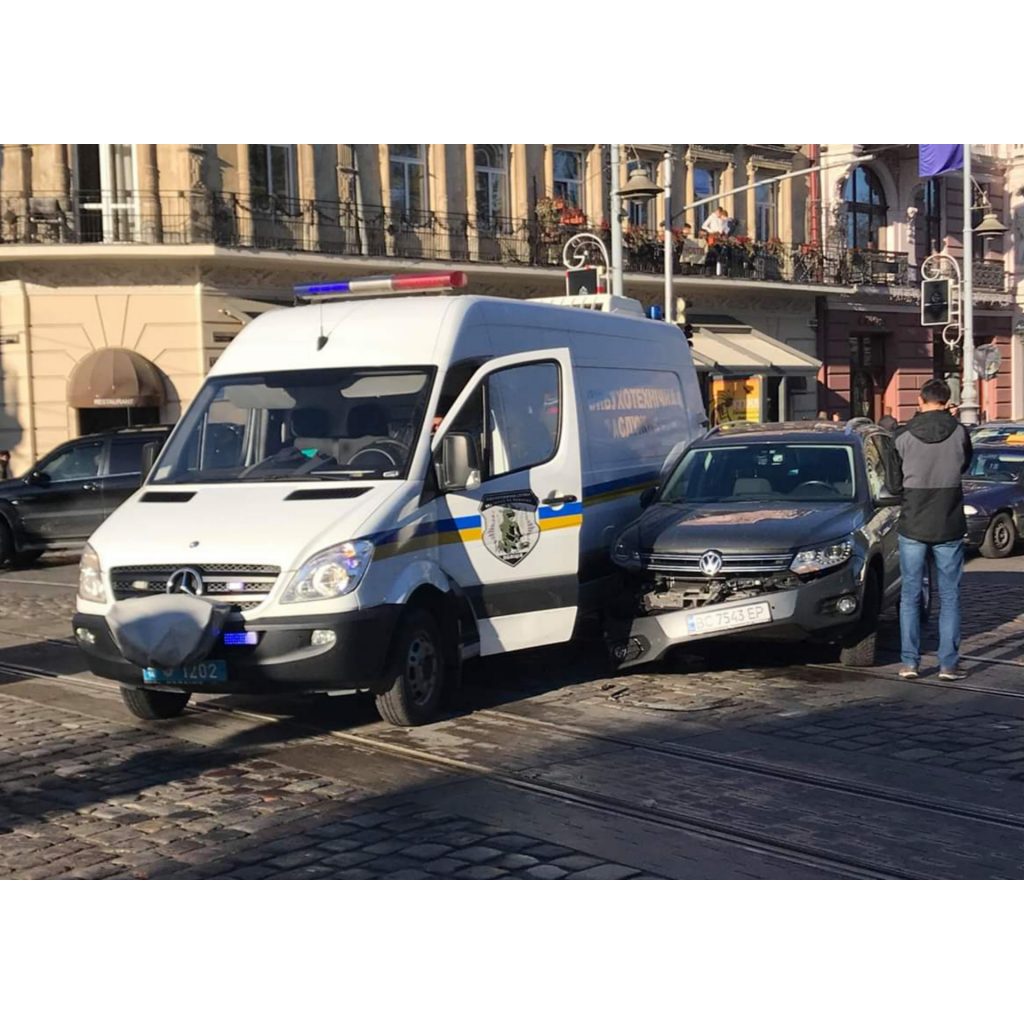 У центрі Львова іномарка влетіла у автомобіль вибухотехнологічної служби (ФОТО)