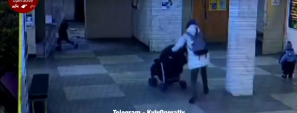 У поліклініці на дитину впали величезні двері: “чуть не роздавили” (ВІДЕО +18)