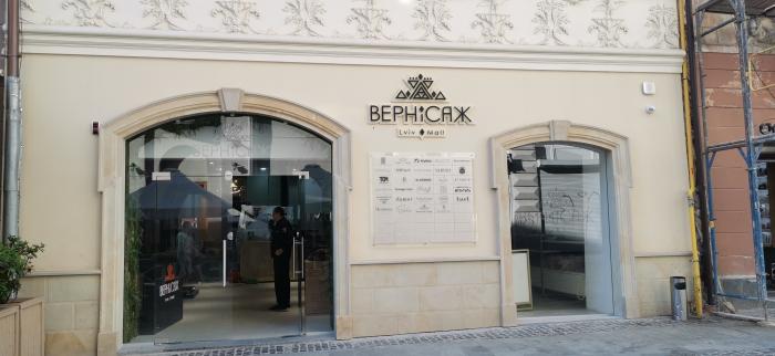 У Львові, в центрі міста, на вітринах транслюють непристойну рекламу