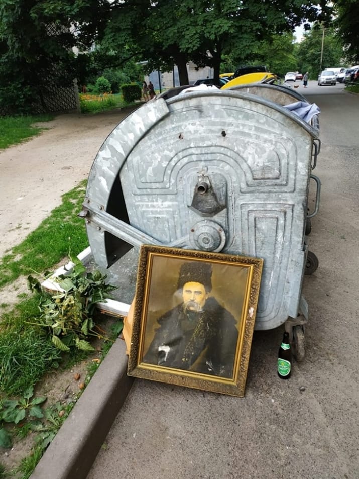 У Львові на смітник цинічно викинули портрет Тараса Шевченка (ФОТО)