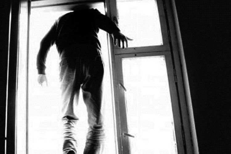 Помолився, відчинив вікно і вистрибнув – у львівській лікарні пацієнт вчинив самогубство