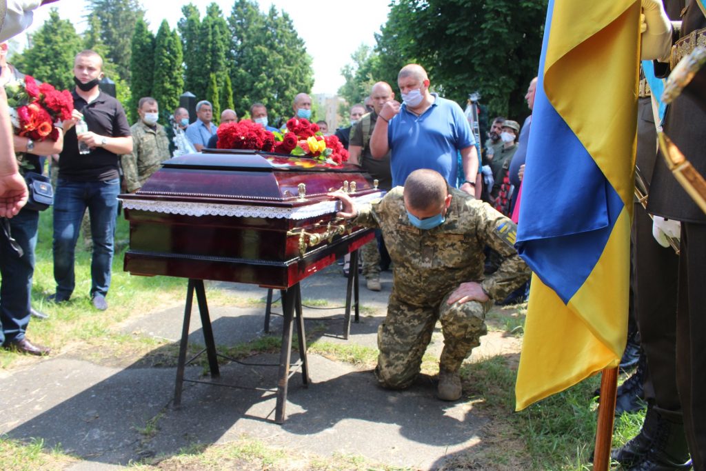 “Так і не встиг потрапити на омріяне весілля єдиної дочки”: сьогодні у Києві попрощалися командиром, який загинув у бою з окупантом (ФОТО)