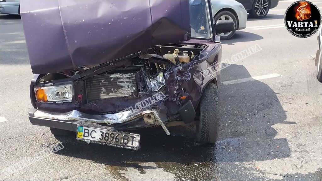 У Львові зіткнулися два автомобілі, одного водія терміново госпіталізували(ФОТО/ВІДЕО)