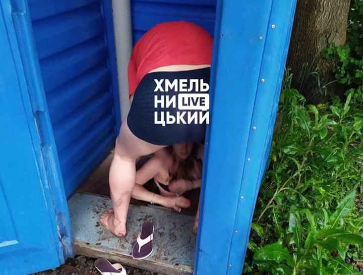 “Зайнялися коханням”: дівчина під час любощів провалися у біотуалет