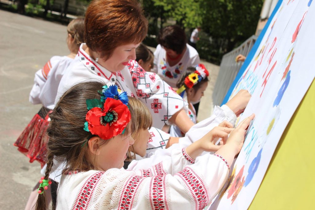 “Вчителі мають спілкуватися тільки українською”: науковиця розповіла як викорінити російську мову у школах