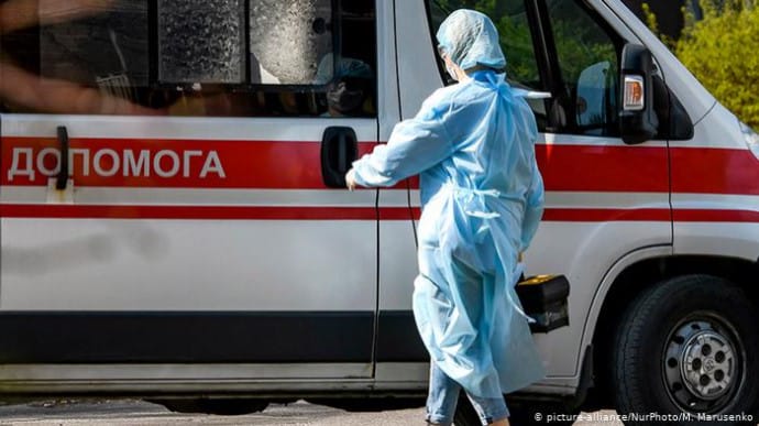 Де на Львівщині за добу виявили нові випадки COVID-19, у які лікарні прибули хворі? Оновлена статистика