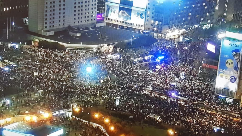 У Польщі багатотисячні мітинги за аборти переросли в сутички з поліцією(ФОТО/ВІДЕО)