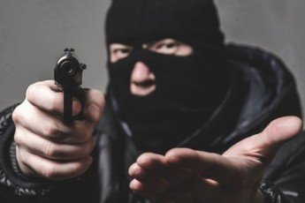 Приставив до голови пістолет і заставив роздягнутися: злочинець жорстоко познущався з жінки