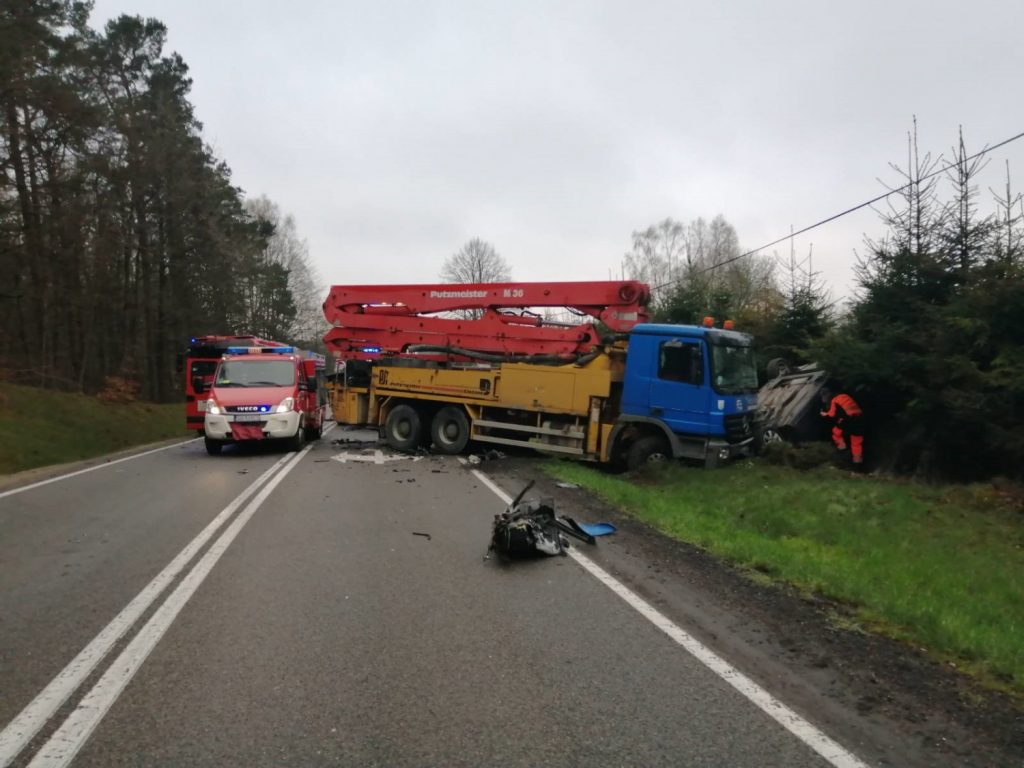 У Польщі в моторошній ДТП внаслідок зіткнення легкового автомобіля з вантажівкою трагічно загинув українець(ФОТО)