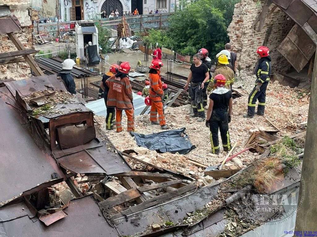 “Під завалами знайдено тіло” : у центрі Львова обвалився будинок (ФОТО, ВІДЕО)