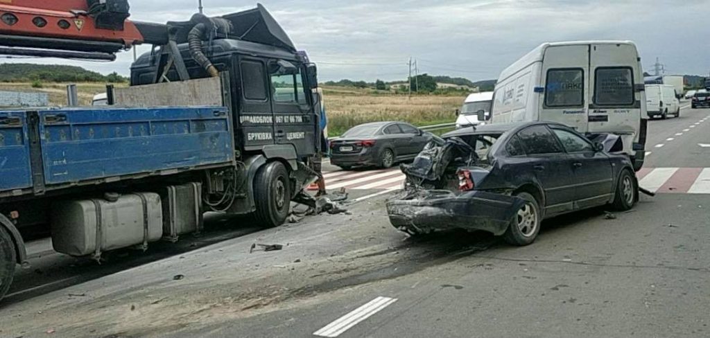 Масштабна автороща на Львівщині за участі 4 автомобілів: рух міжнародною трасою заблокований, є потрепілі (ФОТО, ВІДЕО)