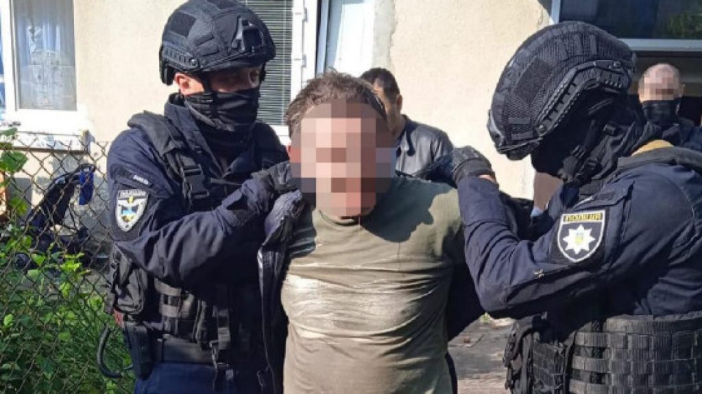 У Львові чоловік ледь не позбавив жття рідну матір