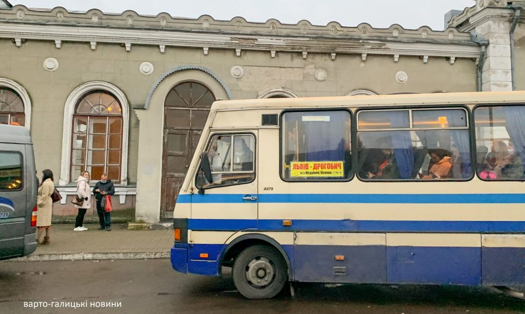 На Львівщині водій автобуса “Дрогобич-Львів” заднім ходом на смерть переїхав пішохода