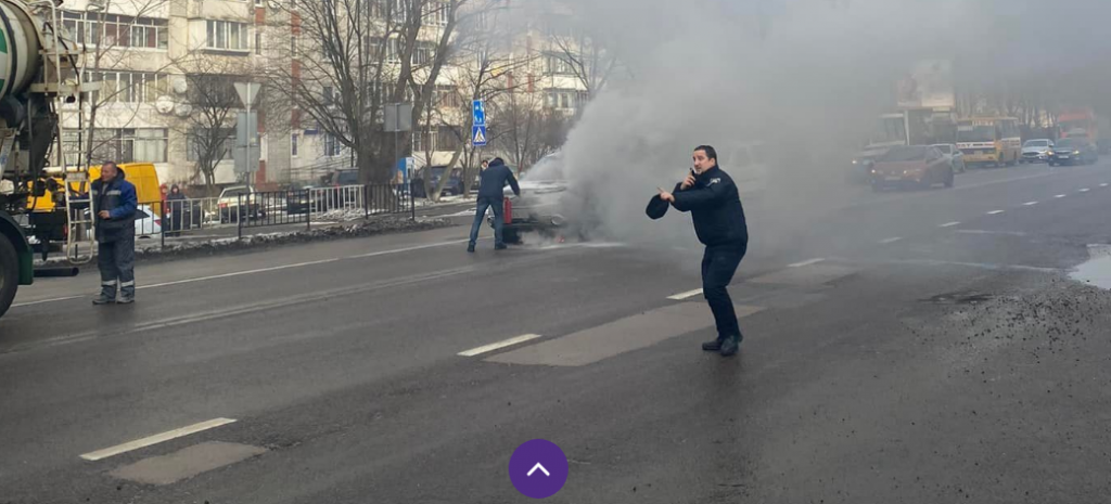 “Згорів вщент” : у Львові посеред вулиці загорівся автомобіль