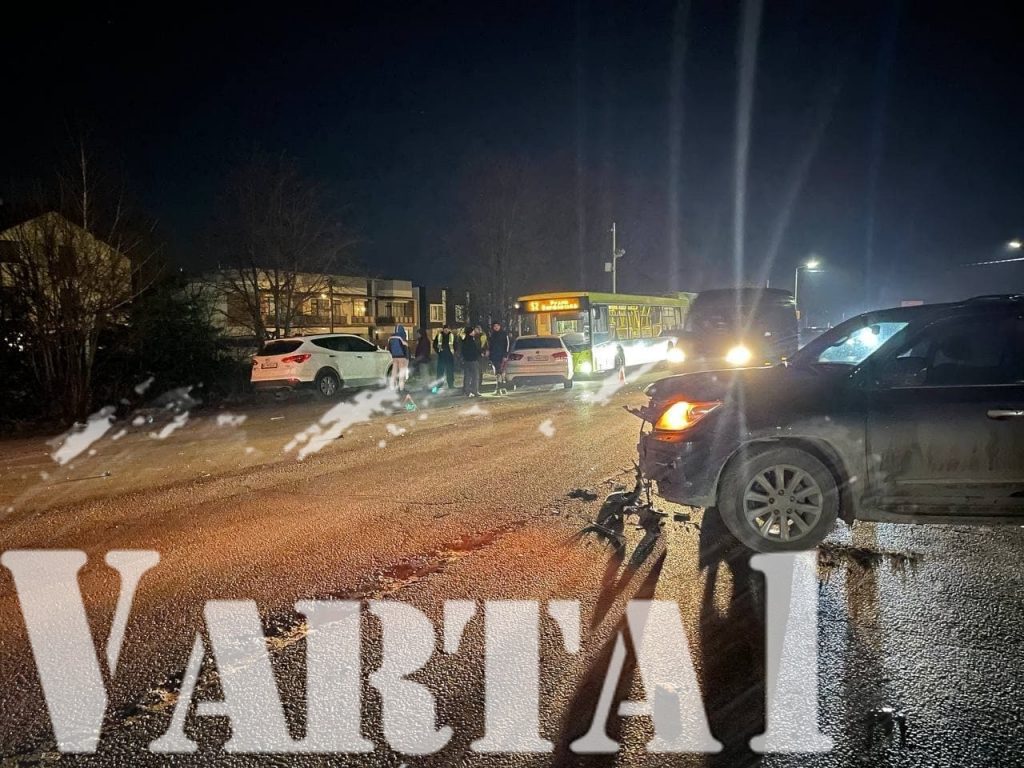 На Львівщині під час ДТП зіткнулись два автомобілі та автобус: є постраждалі (ФОТО)