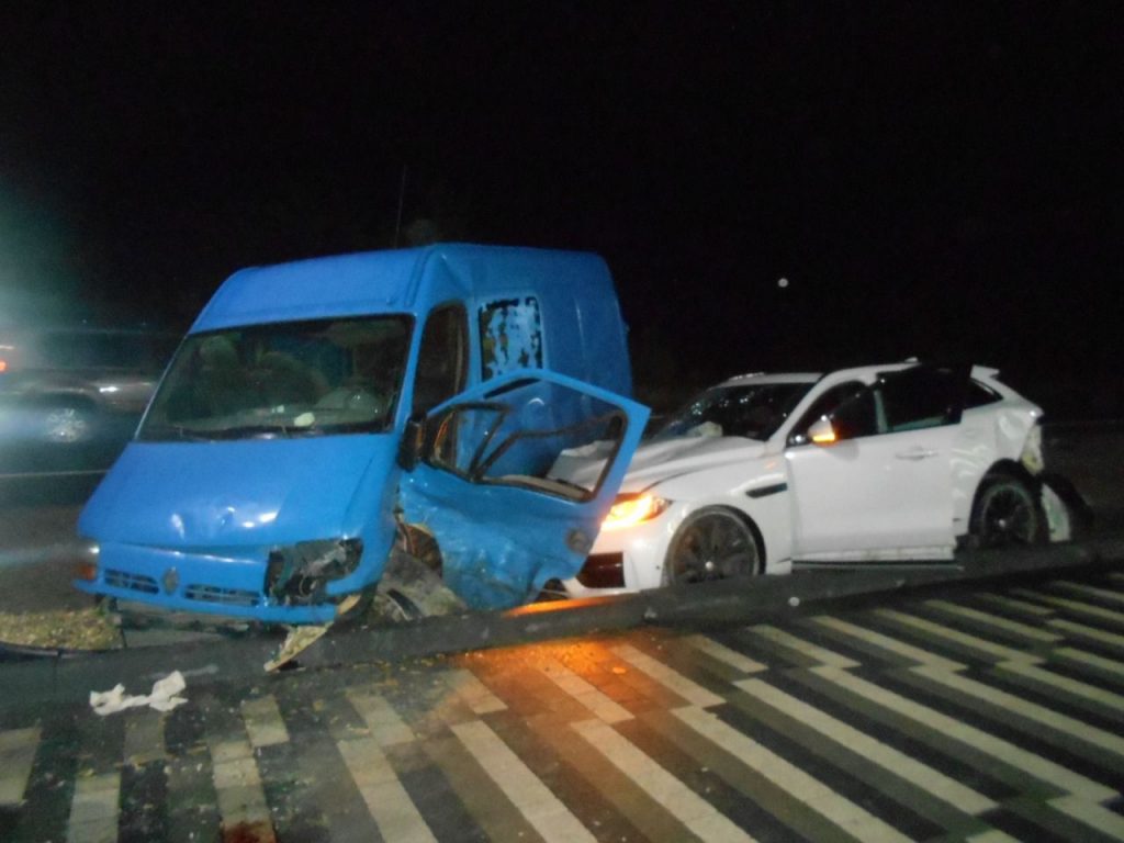 На Львівщині водій “Renault Master” влетів у “Jaguar F-Pace”: є постраждалі (ФОТО)