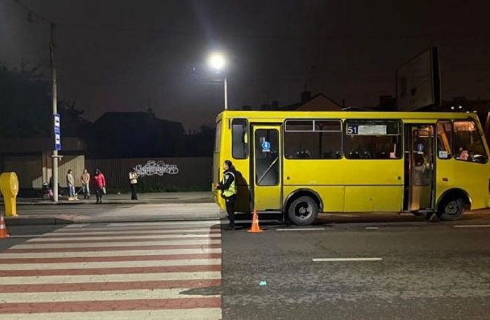 У Львові водій маршрутки наїхав на пішохода: постраждала жінка у важкому стані (ВІДЕО)