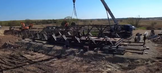 У мережі показали, як встановлюють новий міст на дорозі до Трускавця (ВІДЕО)