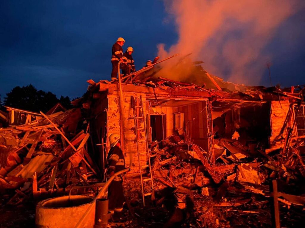 Під час російської нічної ракетної атаки по Україні знищено десятки житових будинків: є загиблі та поранені (ФОТО)