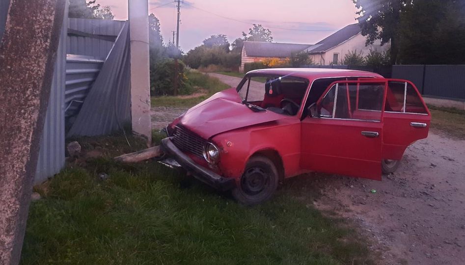 На Львівщині у моторошній ДТП травмувалось двоє людей, серед них 4-річна дівчинка