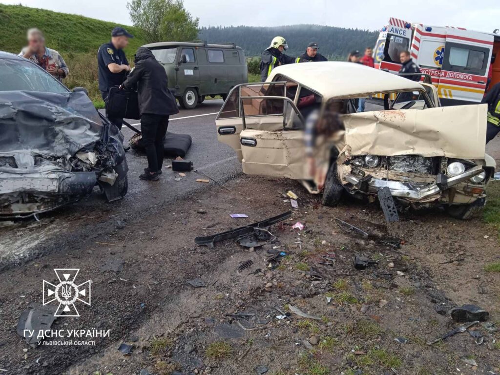 На Львівщині в моторошній ДТП загинула 29-річна жінка, ще четверо постраждалих (ФОТО)