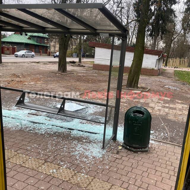 У Львові невідомі розтрощили зупинку (ФОТО)