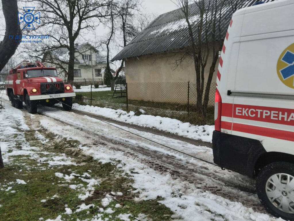 На Львівщині рятувальники витягнули автомобіль “швидкої допомоги” , який потрапив у пастку місцевих доріг (ФОТО)