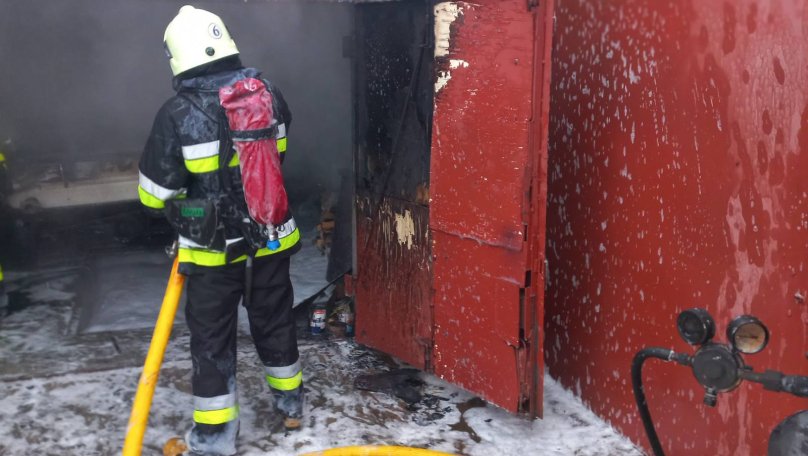 У Бориславі під час пожежі в гаражі повністю згорів автомобіль ЗАЗ
