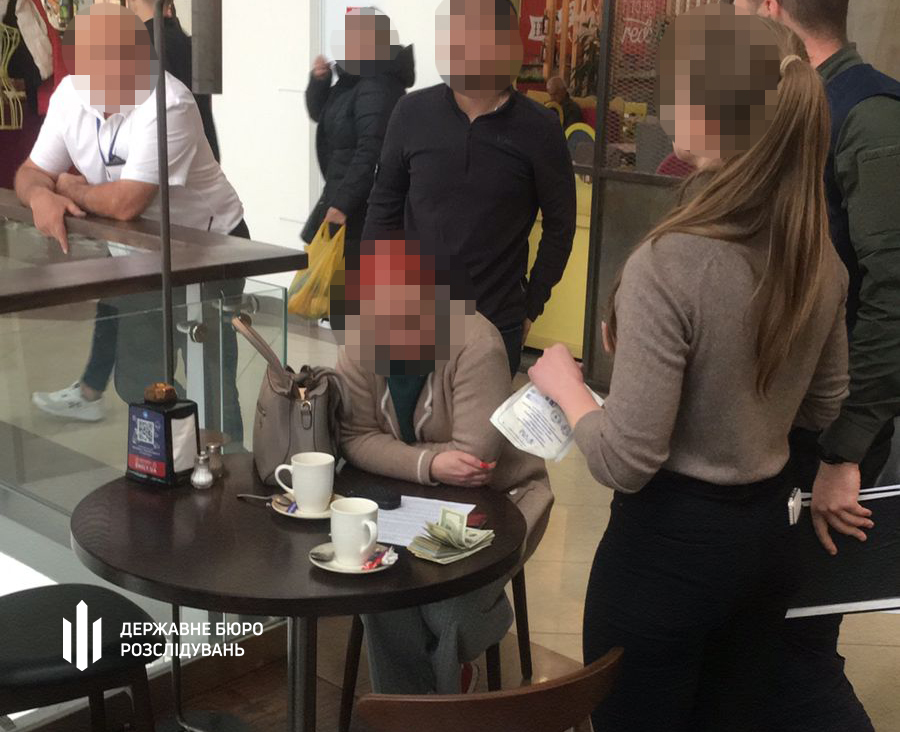 На хабарі затримали лікарку з Львівщини: за 7 тисяч доларів видавала довідки про інвалідність