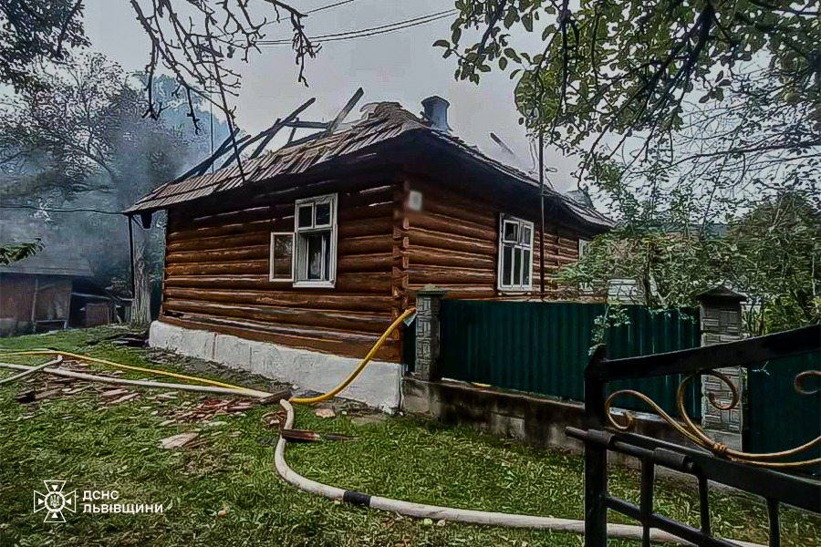На Дрогобиччині у палаючому будинку знаходився паралізований чоловік