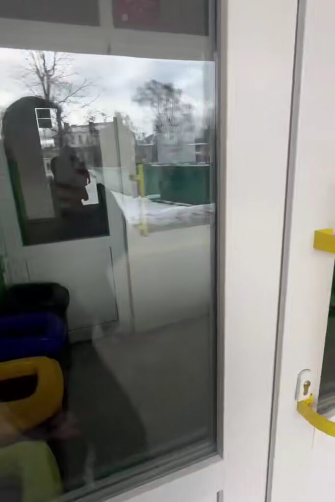У Львові під час повітряної тривоги людей не впустили до школи в укриття (ВІДЕО)