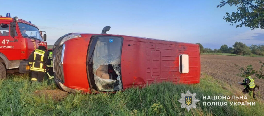 На Львівщині внаслідок перекидання буса загинула жінка (ФОТО)